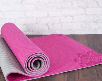 PEAK MOTION eco-friendly yoga mat in pink and gray design, perfect for yoga enthusiasts